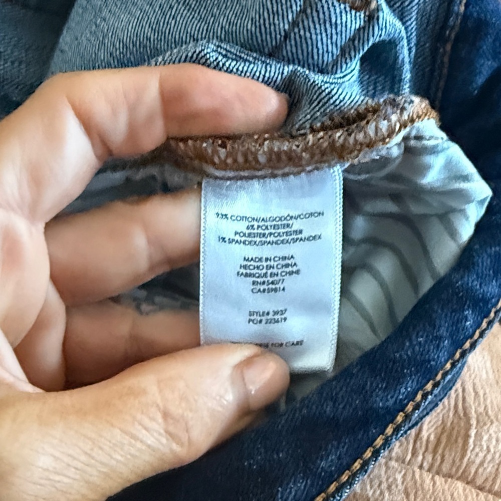 CAbi Like New Slim Boyfriend Celebrity Star Jeans with Raw Hem Size 2 - Picture 6 of 7